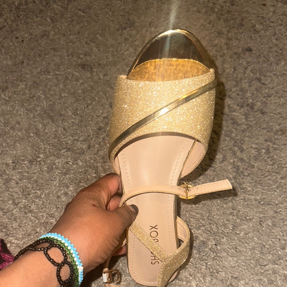 Elegant Gold Sandals with Comfortable Fit